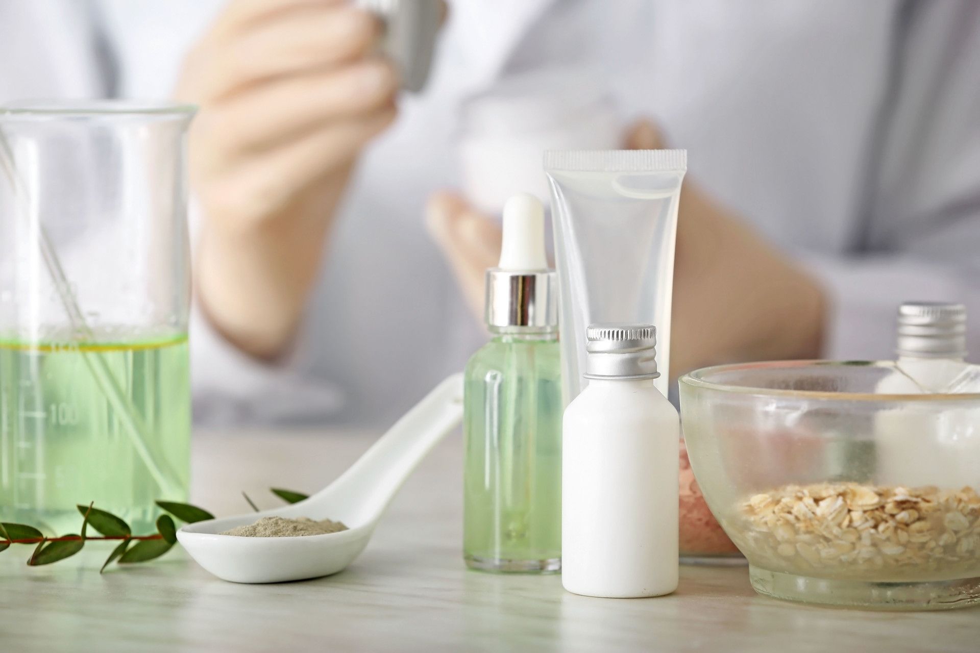 dottoressa in laboratorio durante i test di creme prodotti viso Ayame Cosmetics